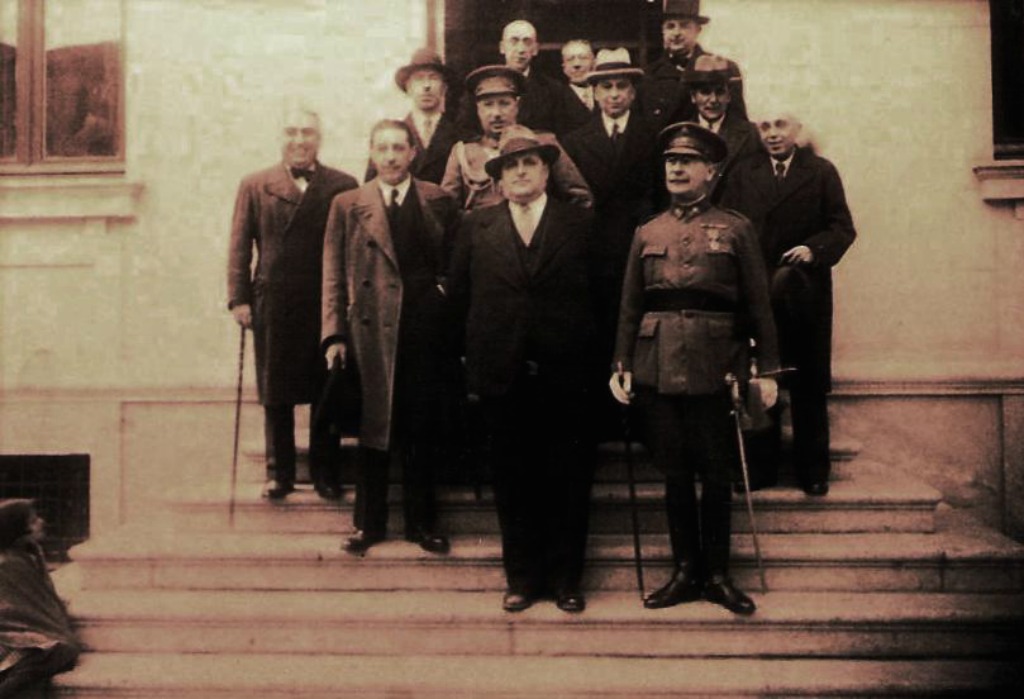 Inauguración de la Gota de Leche en León en 1934; en la imagen se ve a Miguel Castaño segundo a la izquierda, detrás de él a Vicente Lafuente, y al general Bosch al frente; los dos estaban con la sublevación.