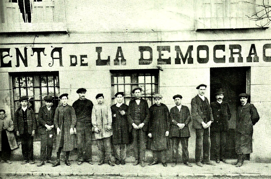 Una foto de los obreros de la imprenta de 'La Democracia'; al que se vé apoyado es a su dueño, el alcalde socialista Miguel Castaño - Foto: Pepe Gracia