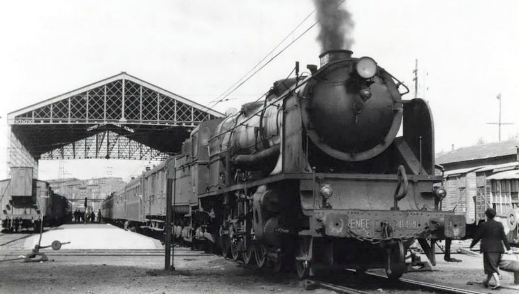 Un tren de vapor sale de la Estación de los Ferrocarriles del Norte (en el futuro Renfe).