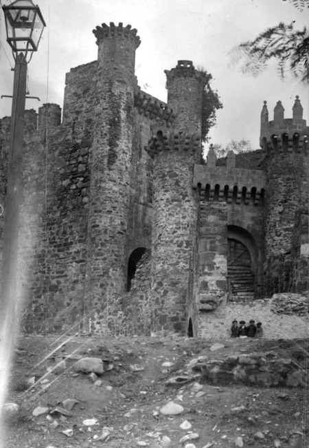 Una foto antigua del Castillo de Ponferrada.