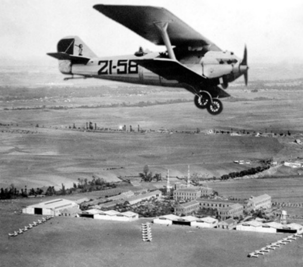 Instalaciones del Aeródromo Militar de la Virgen del Camino en los años 30, vuela un Breguet XIX. Foto: Fototeca Municipal de León